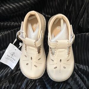 Toddler cream Mary Jane shoes size 9